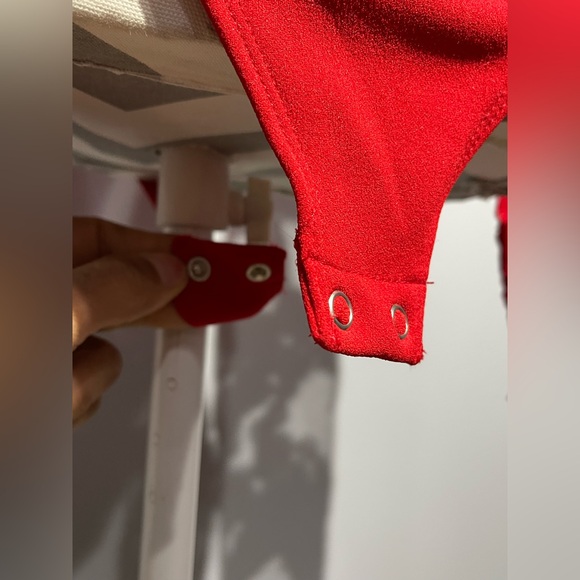 Elegant Red Floral Sleeve Women's Top - Picture 7 of 9